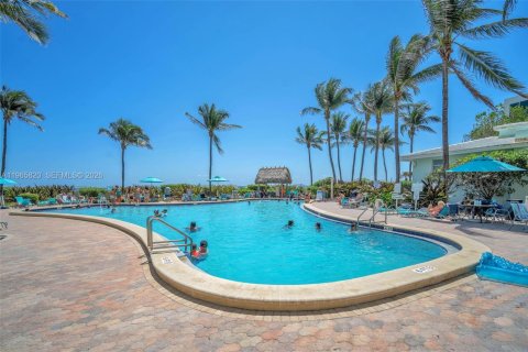 Condo in Hollywood, Florida, 1 bedroom № 2027453 - photo 21