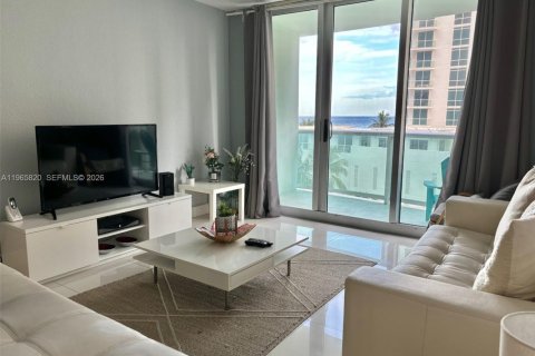 Condo in Hollywood, Florida, 1 bedroom № 2027453 - photo 4