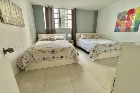 Condo in Hollywood, Florida, 1 bedroom № 2027453 - photo 13