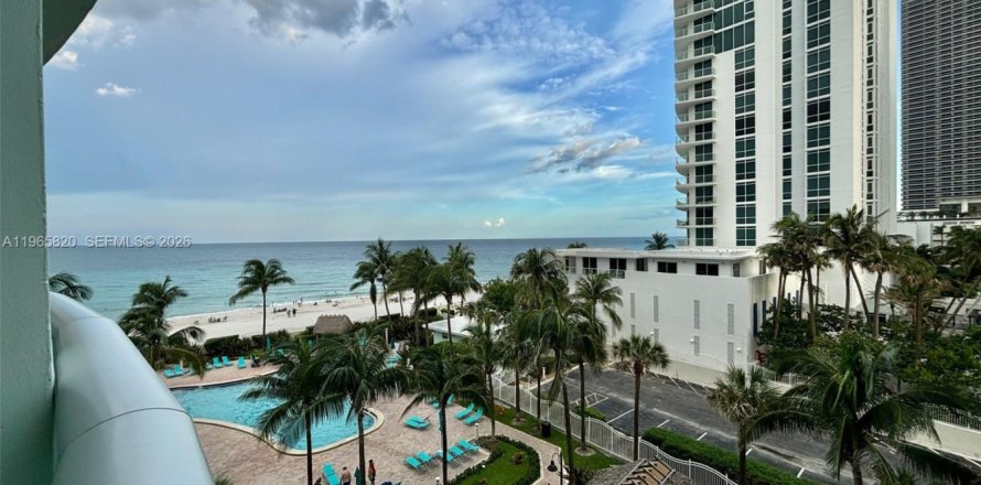 Condo in Hollywood, Florida, 1 bedroom № 2027453