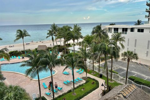 Condo in Hollywood, Florida, 1 bedroom № 2027453 - photo 2