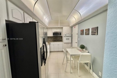 Condo in Hollywood, Florida, 1 bedroom № 2027453 - photo 7