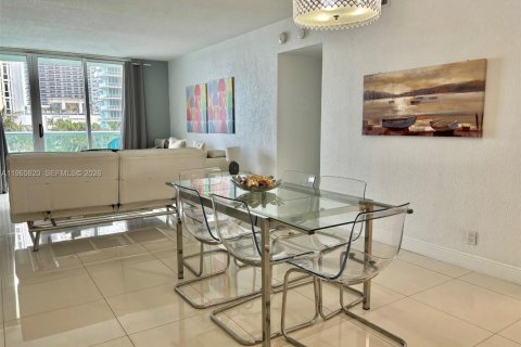 Condo in Hollywood, Florida, 1 bedroom № 2027453 - photo 9
