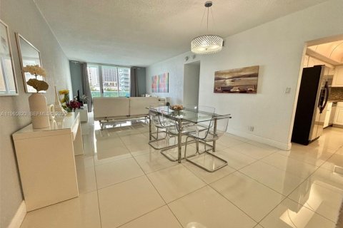 Condo in Hollywood, Florida, 1 bedroom № 2027453 - photo 10