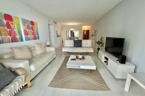 Condo in Hollywood, Florida, 1 bedroom № 2027453 - photo 5
