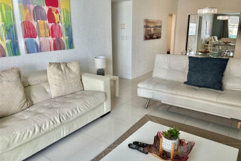 Condo in Hollywood, Florida, 1 bedroom № 2027453 - photo 6
