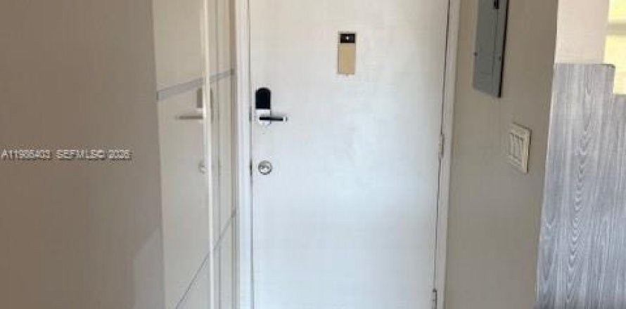 Кондоминиум с 2 спальнями в Норт-Майами-Бич, Флорида № 2048187