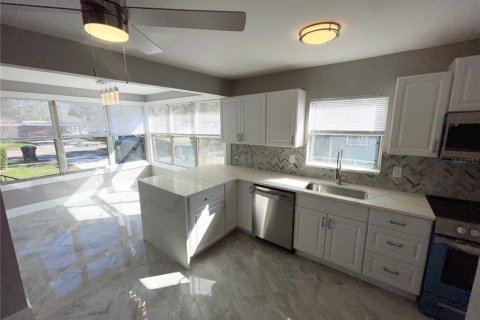 House in Saint Petersburg, Florida 4 bedrooms, 124.95 sq.m. № 2277681 - photo 11