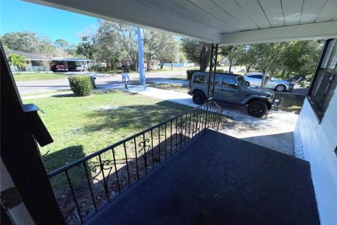 House in Saint Petersburg, Florida 4 bedrooms, 124.95 sq.m. № 2277681 - photo 3