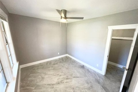 House in Saint Petersburg, Florida 4 bedrooms, 124.95 sq.m. № 2277681 - photo 8