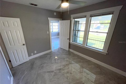 House in Saint Petersburg, Florida 4 bedrooms, 124.95 sq.m. № 2277681 - photo 16