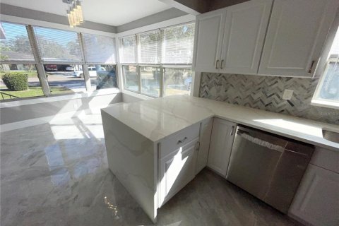 House in Saint Petersburg, Florida 4 bedrooms, 124.95 sq.m. № 2277681 - photo 12