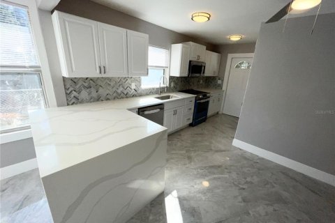 House in Saint Petersburg, Florida 4 bedrooms, 124.95 sq.m. № 2277681 - photo 14