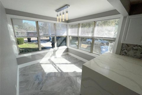 House in Saint Petersburg, Florida 4 bedrooms, 124.95 sq.m. № 2277681 - photo 13