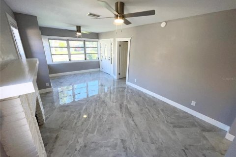 House in Saint Petersburg, Florida 4 bedrooms, 124.95 sq.m. № 2277681 - photo 7