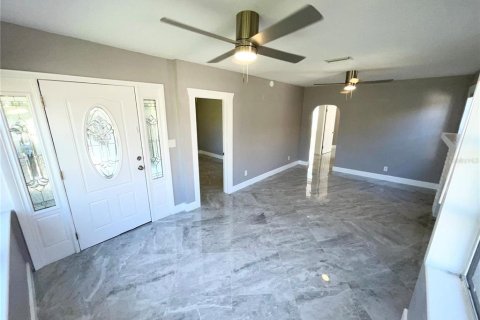 House in Saint Petersburg, Florida 4 bedrooms, 124.95 sq.m. № 2277681 - photo 4