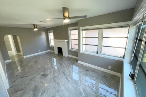 House in Saint Petersburg, Florida 4 bedrooms, 124.95 sq.m. № 2277681 - photo 5