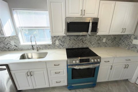 House in Saint Petersburg, Florida 4 bedrooms, 124.95 sq.m. № 2277681 - photo 15