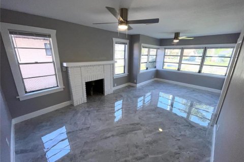 House in Saint Petersburg, Florida 4 bedrooms, 124.95 sq.m. № 2277681 - photo 6