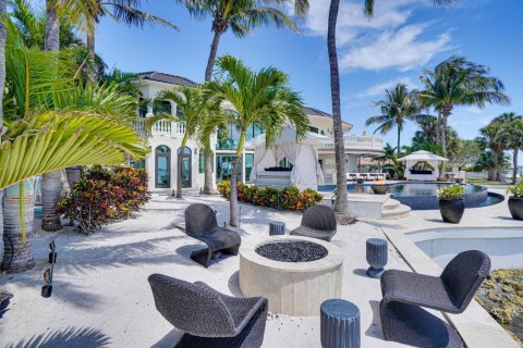 Casa en venta en Hutchinson Island South, Florida, 4 dormitorios, 605.26 m2 № 1118652 - foto 1
