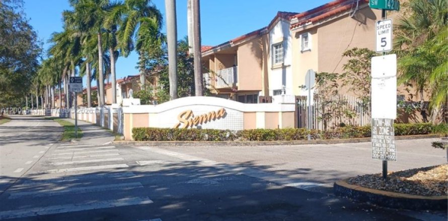 Adosado en Miami, Florida 2 dormitorios, 127.83 m2 № 2064757