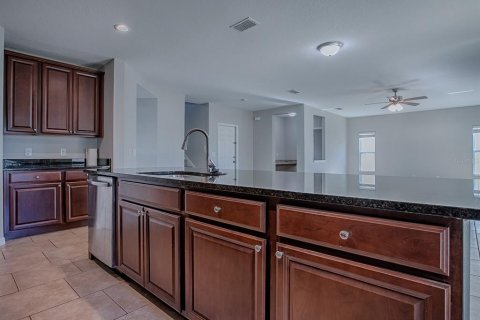 House in Sorrento, Florida 4 bedrooms, 260.87 sq.m. № 1614679 - photo 13