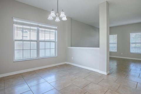 House in Sorrento, Florida 4 bedrooms, 260.87 sq.m. № 1614679 - photo 8