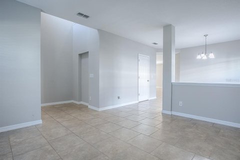 House in Sorrento, Florida 4 bedrooms, 260.87 sq.m. № 1614679 - photo 5
