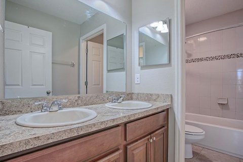 House in Sorrento, Florida 4 bedrooms, 260.87 sq.m. № 1614679 - photo 26