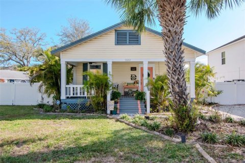 House in Tampa, Florida 4 bedrooms, 186.18 sq.m. № 2100276