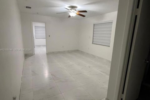 Immobilier commercial à louer à Miami, Floride: 1 chambre № 2415951 - photo 2
