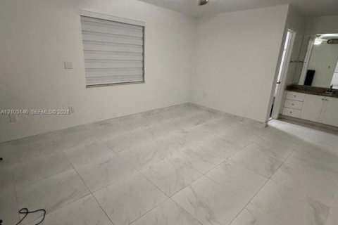 Immobilier commercial à louer à Miami, Floride: 1 chambre № 2415951 - photo 6