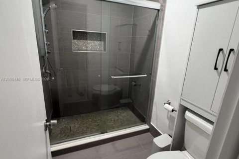 Immobilier commercial à louer à Miami, Floride: 1 chambre № 2415951 - photo 4