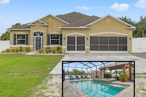 Casa en venta en Weeki Wachee, Florida, 4 dormitorios, 225.29 m2 № 1900385 - foto 1
