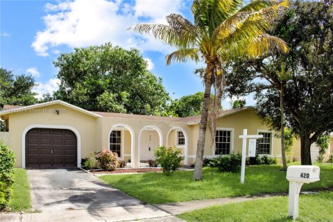 House in Margate, Florida 3 bedrooms, 166.67 sq.m. № 1945379 - photo 1