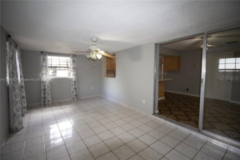 House in Margate, Florida 3 bedrooms, 166.67 sq.m. № 1945379 - photo 10