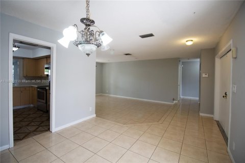 House in Margate, Florida 3 bedrooms, 166.67 sq.m. № 1945379 - photo 5