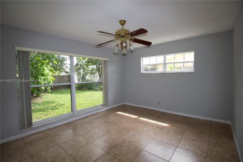 House in Margate, Florida 3 bedrooms, 166.67 sq.m. № 1945379 - photo 14