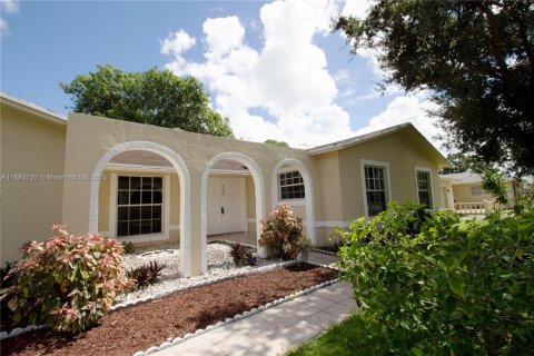 House in Margate, Florida 3 bedrooms, 166.67 sq.m. № 1945379 - photo 2
