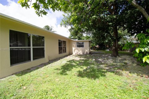 House in Margate, Florida 3 bedrooms, 166.67 sq.m. № 1945379 - photo 19