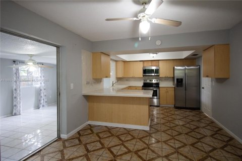 House in Margate, Florida 3 bedrooms, 166.67 sq.m. № 1945379 - photo 7