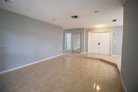 House in Margate, Florida 3 bedrooms, 166.67 sq.m. № 1945379 - photo 6