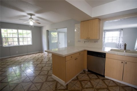 House in Margate, Florida 3 bedrooms, 166.67 sq.m. № 1945379 - photo 9