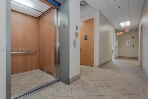 Propiedad comercial en venta en Hollywood, Florida № 1820216 - foto 14