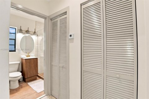 Villa ou maison à louer à Miami Shores, Floride: 1 chambre, 60.39 m2 № 2245988 - photo 11