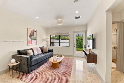 Villa ou maison à louer à Miami Shores, Floride: 1 chambre, 60.39 m2 № 2245988 - photo 7