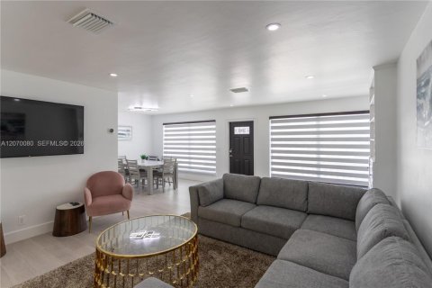 Villa ou maison à louer à Hollywood, Floride: 3 chambres, 127.37 m2 № 2297957 - photo 2