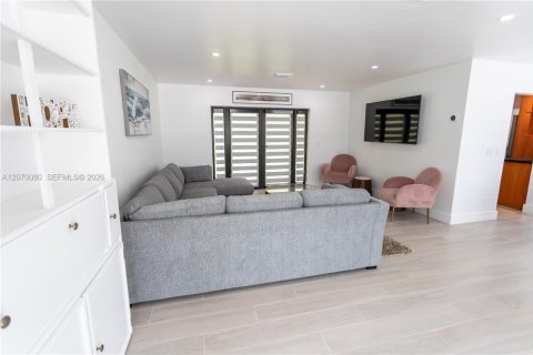 Villa ou maison à louer à Hollywood, Floride: 3 chambres, 127.37 m2 № 2297957 - photo 4