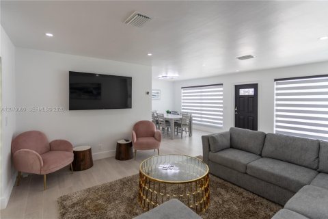 Villa ou maison à louer à Hollywood, Floride: 3 chambres, 127.37 m2 № 2297957 - photo 3