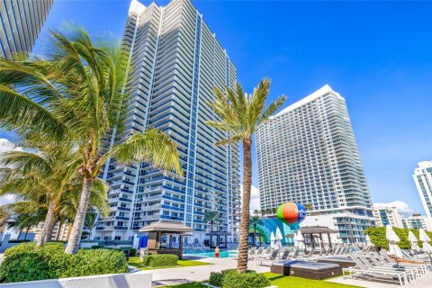 Condominio en alquiler en Hallandale Beach, Florida, 2 dormitorios, 135.45 m2 № 2079305 - foto 10
